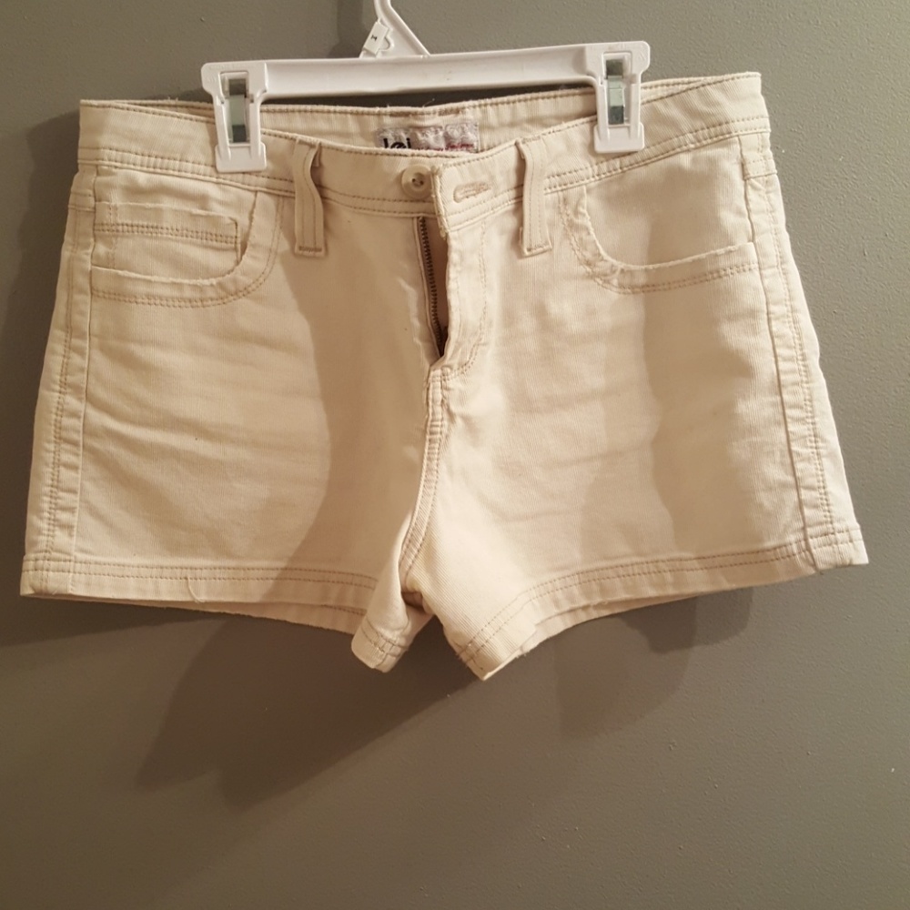 Lei size 7 cream colored shorts
